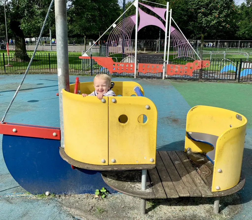 Family Travel Guide to Glasgow - The Glasgow Green is the perfect spot for you to let the kids run around and burn some energy. Take advantage of the trails, green space, playgrounds and more!