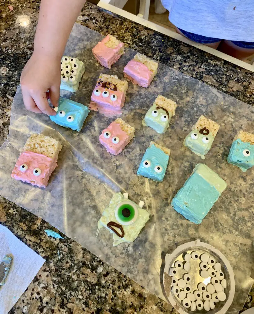These little monsters are the perfect, fun treat to make with your tots before Halloween. They'd be perfect to serve at a Halloween party or just to eat with the family!