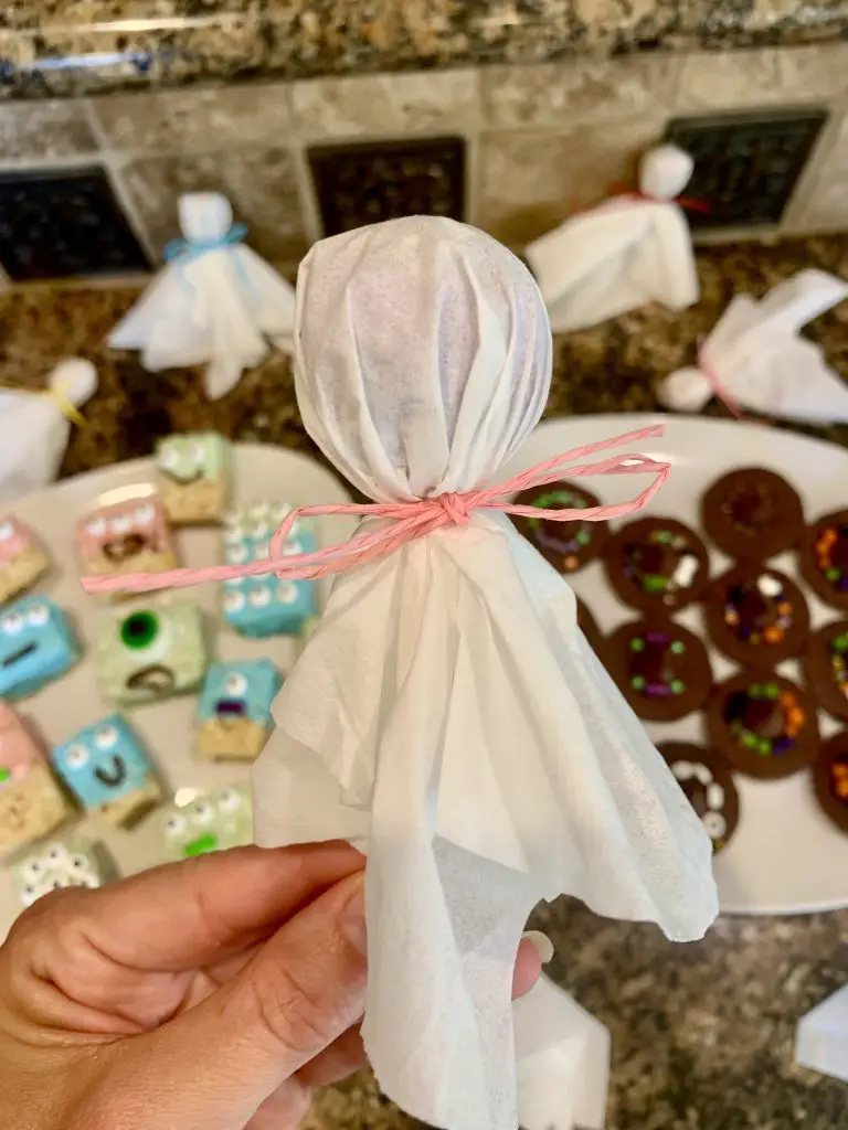 All you need are lollipops, tissues and string to make these lollipop ghosts for Halloween!
