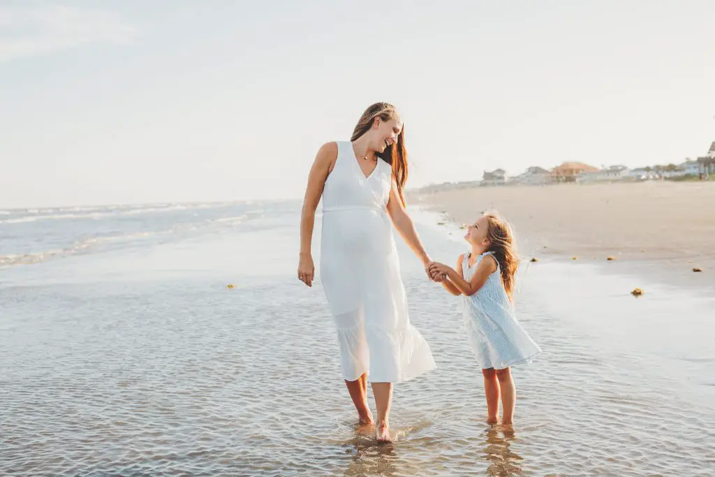 Tips for a natural family beach photo shoot.