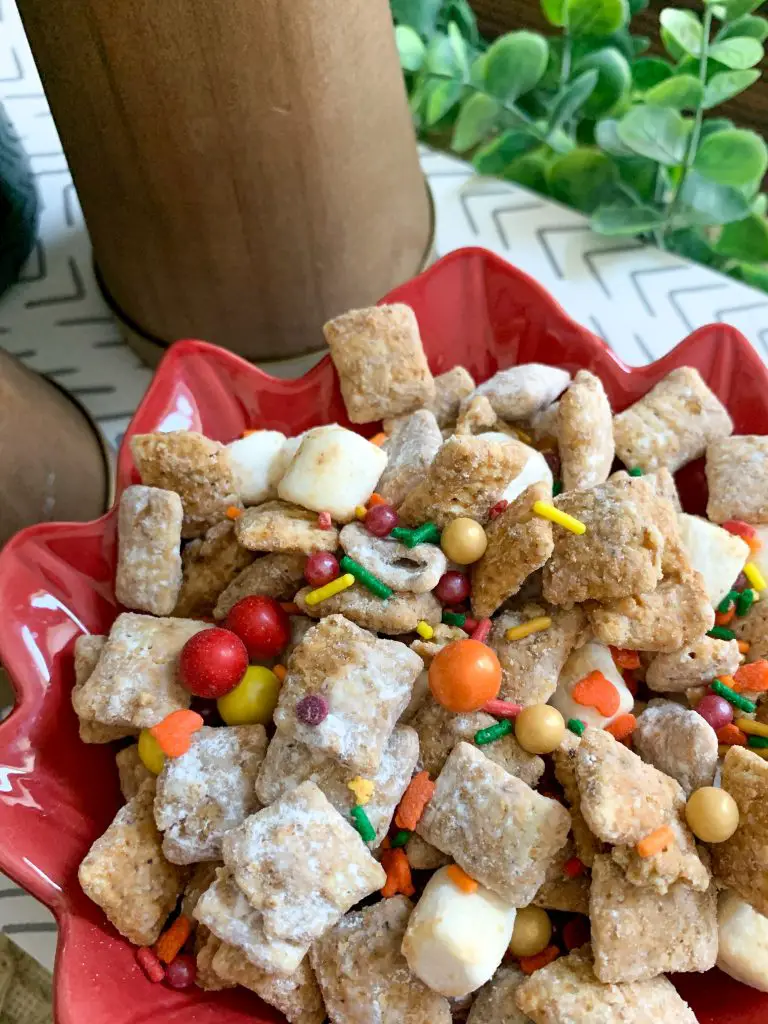 Delicious butterbeer puppy chow recipe. It's an easy, no bake dessert that can be made on the stovetop or in the microwave! #muddybuddies #nobakerecipe #easydessertrecipe
